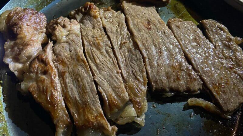 成田スカイウェイBBQのキャンプ飯：黒毛和牛のステーキ