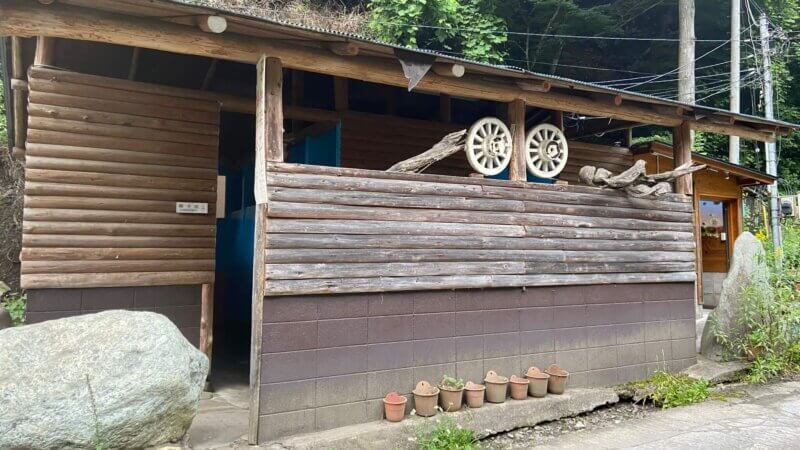 玉川キャンプ村のトイレ（外観）
