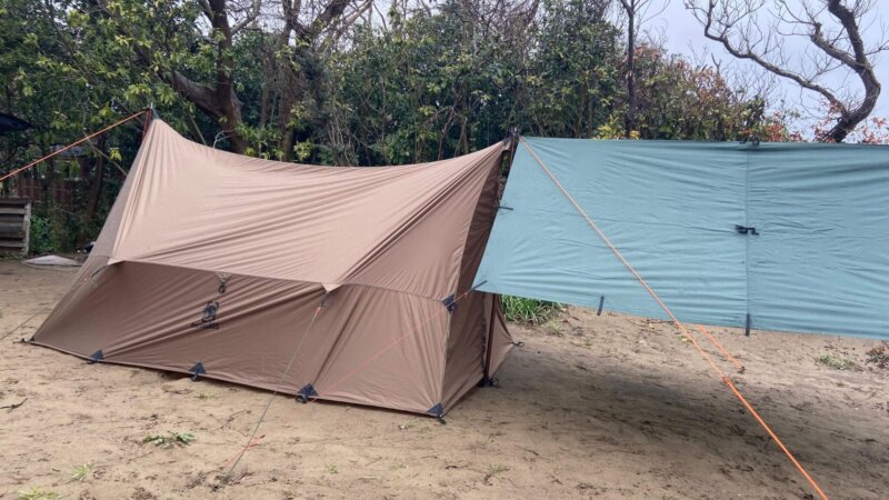 ファームリゾートで設営したテントとタープ（側面）